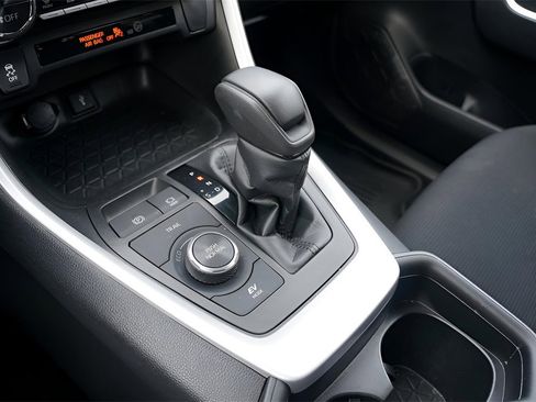 Used 2021 Toyota RAV4 LE image 24