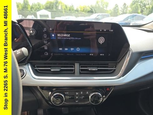 Used 2025 Chevrolet Trax LT FWD image 21