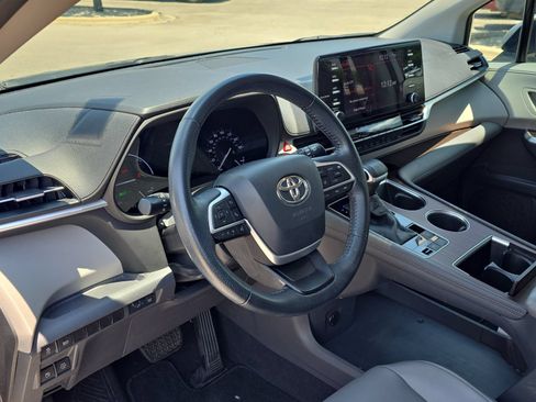 Used 2021 Toyota Sienna XLE FWD image 13