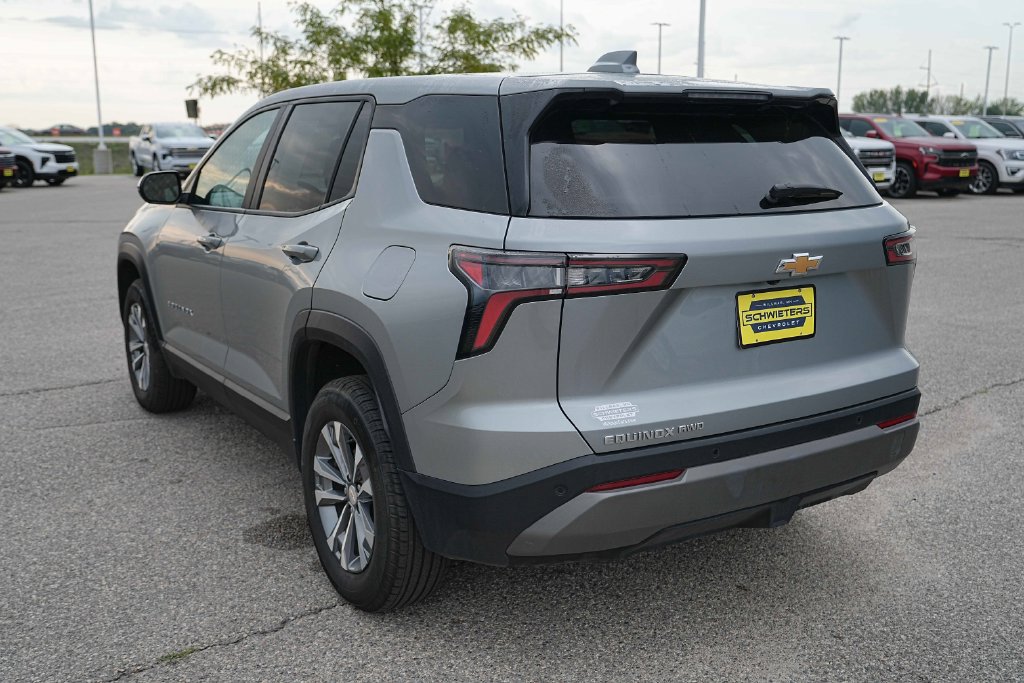 Used 2026 Chevrolet Equinox LT AWD/4WD image 9