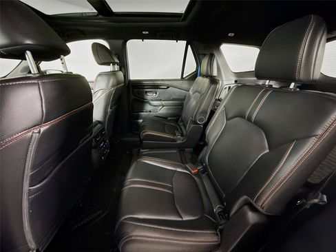 Used 2025 Honda Pilot TrailSport image 11