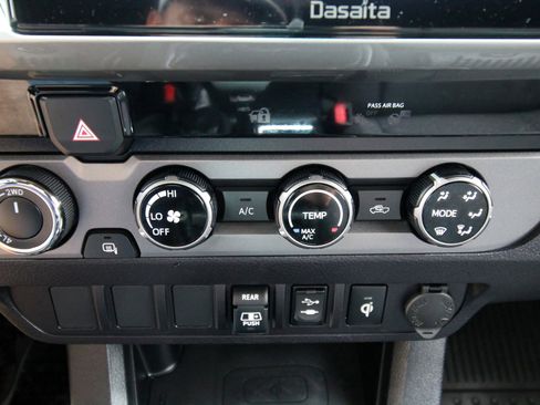 Used 2018 Toyota Tacoma TRD Off-Road AWD/4WD image 27