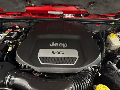 Used 2014 Jeep Wrangler Unlimited Rubicon w/ Connectivity Group AWD/4WD image 69