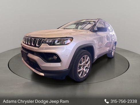 Used 2025 Jeep Compass Limited AWD/4WD image 3