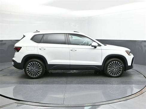 New 2025 Volkswagen Taos SE image 26