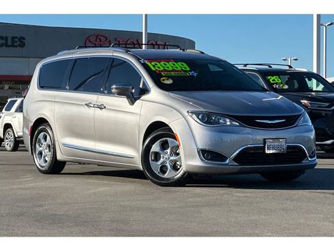 Used 2018 Chrysler Pacifica Limited w/ Advanced Safetytec Group image 2