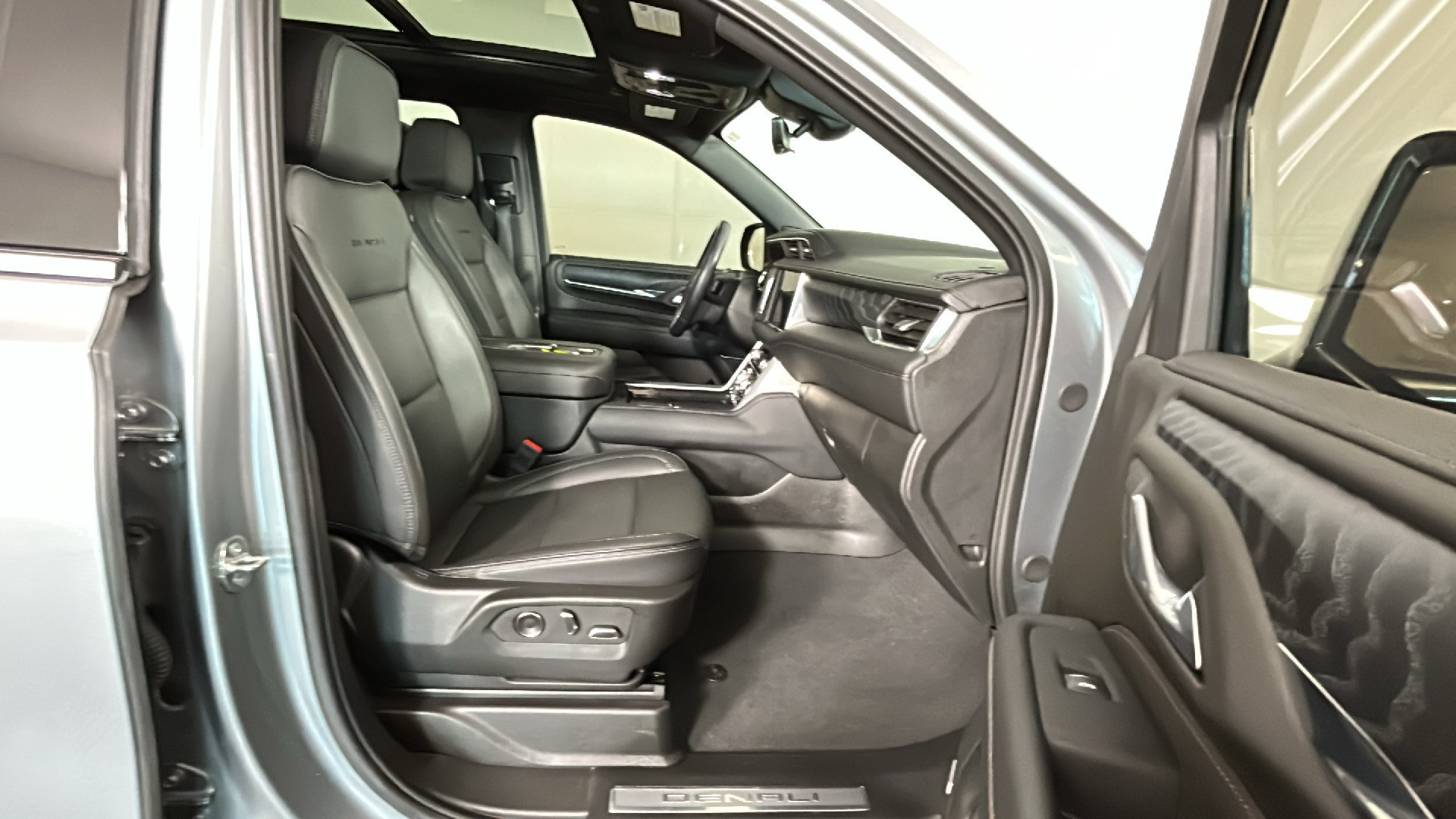 Used 2024 GMC Yukon XL Denali w/ Denali Reserve Package AWD/4WD image 39