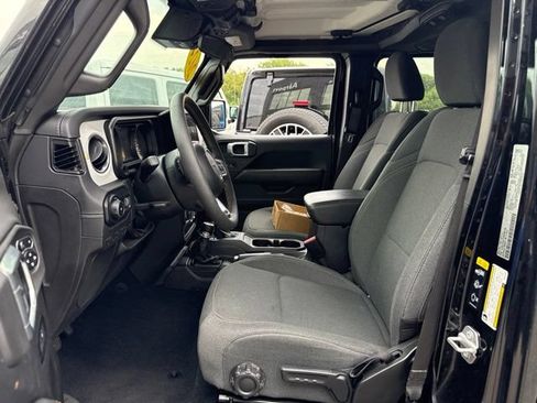 Used 2024 Jeep Wrangler Unlimited Sahara AWD/4WD image 12