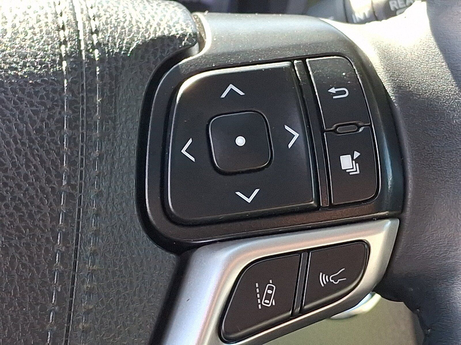 Used 2019 Toyota Highlander XLE AWD/4WD image 23