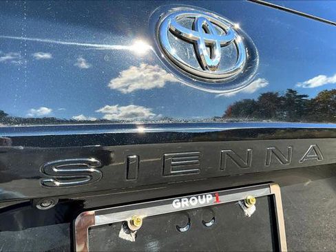 Certified 2017 Toyota Sienna LE image 32