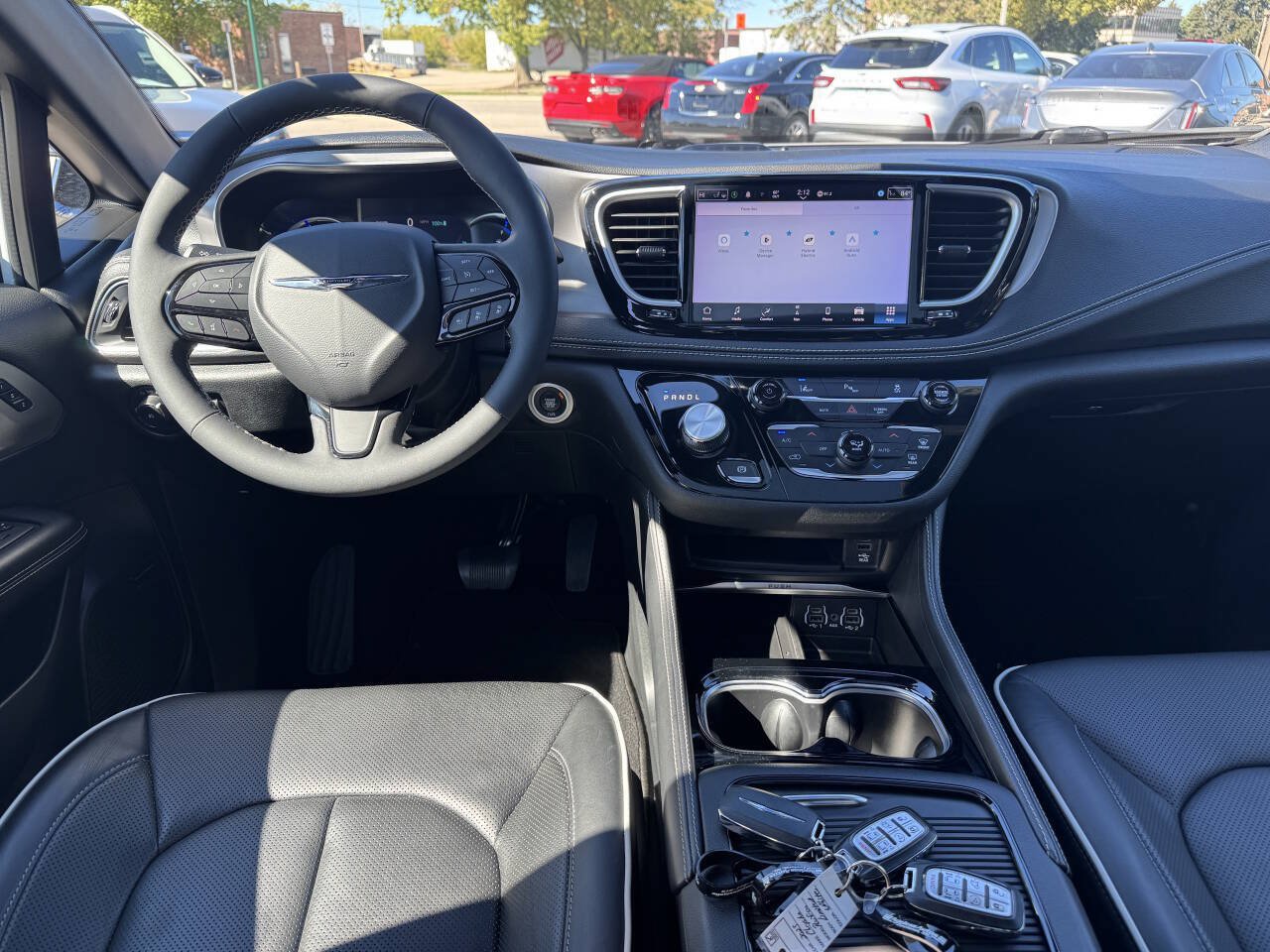 Used 2023 Chrysler Pacifica Limited w/ Uconnect Theater Family Group FWD image 12