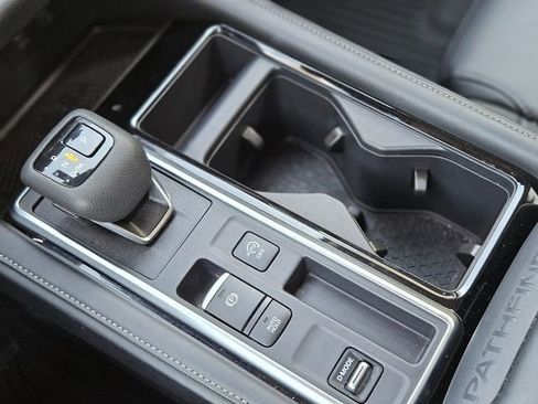 Used 2025 Nissan Pathfinder SL image 26