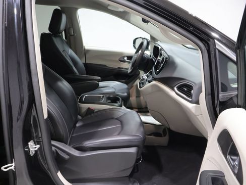 Used 2024 Chrysler Pacifica Touring-L FWD image 24