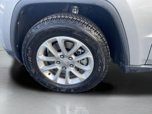 Used 2021 Jeep Grand Cherokee Laredo image 9