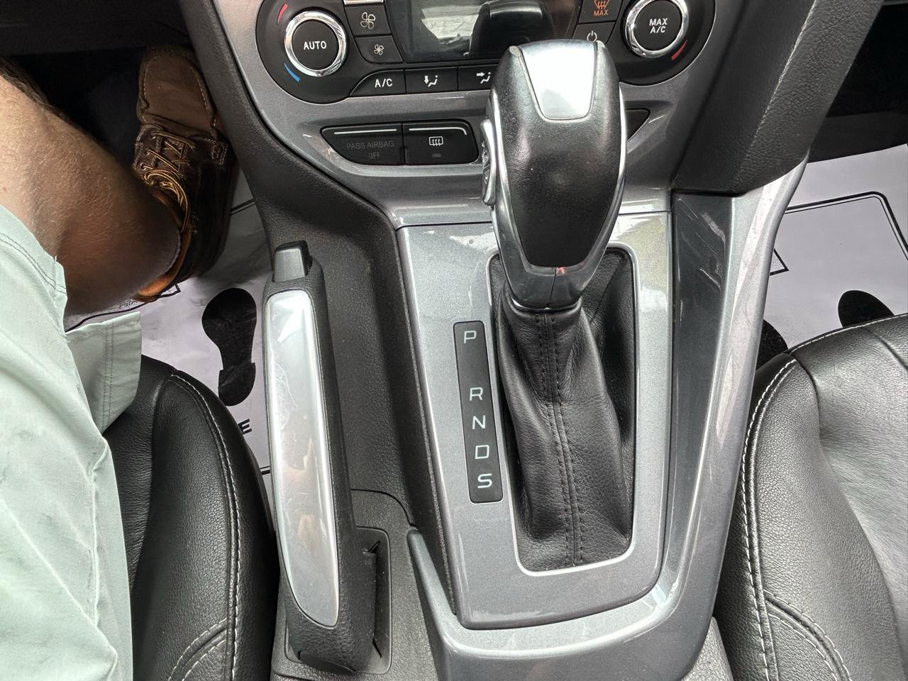 Used 2013 Ford Focus Titanium w/ Titanium Handling Pkg FWD image 28