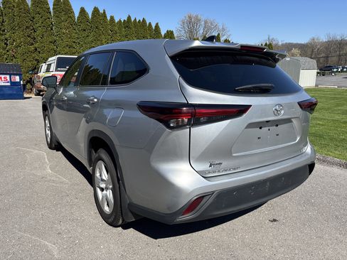 Used 2024 Toyota Highlander LE AWD/4WD image 6