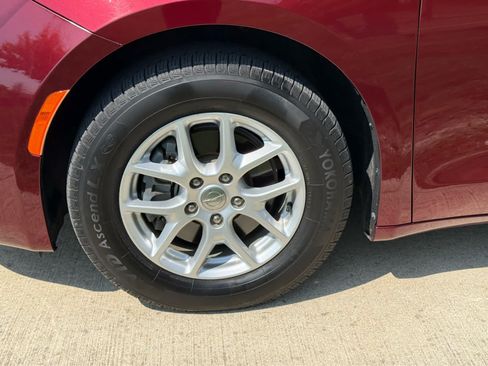Used 2017 Chrysler Pacifica Touring FWD image 7