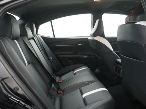 Used 2025 Toyota Camry SE image 11