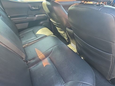 Used 2016 Toyota Tacoma TRD Off-Road w/ Premium & Technology Package image 16