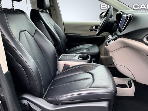 Used 2023 Chrysler Pacifica Touring-L image 7