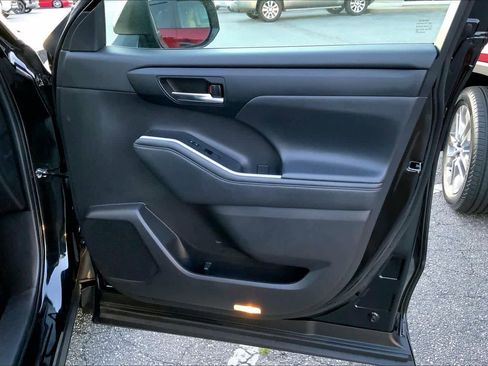 Used 2022 Toyota Highlander XLE AWD/4WD image 22