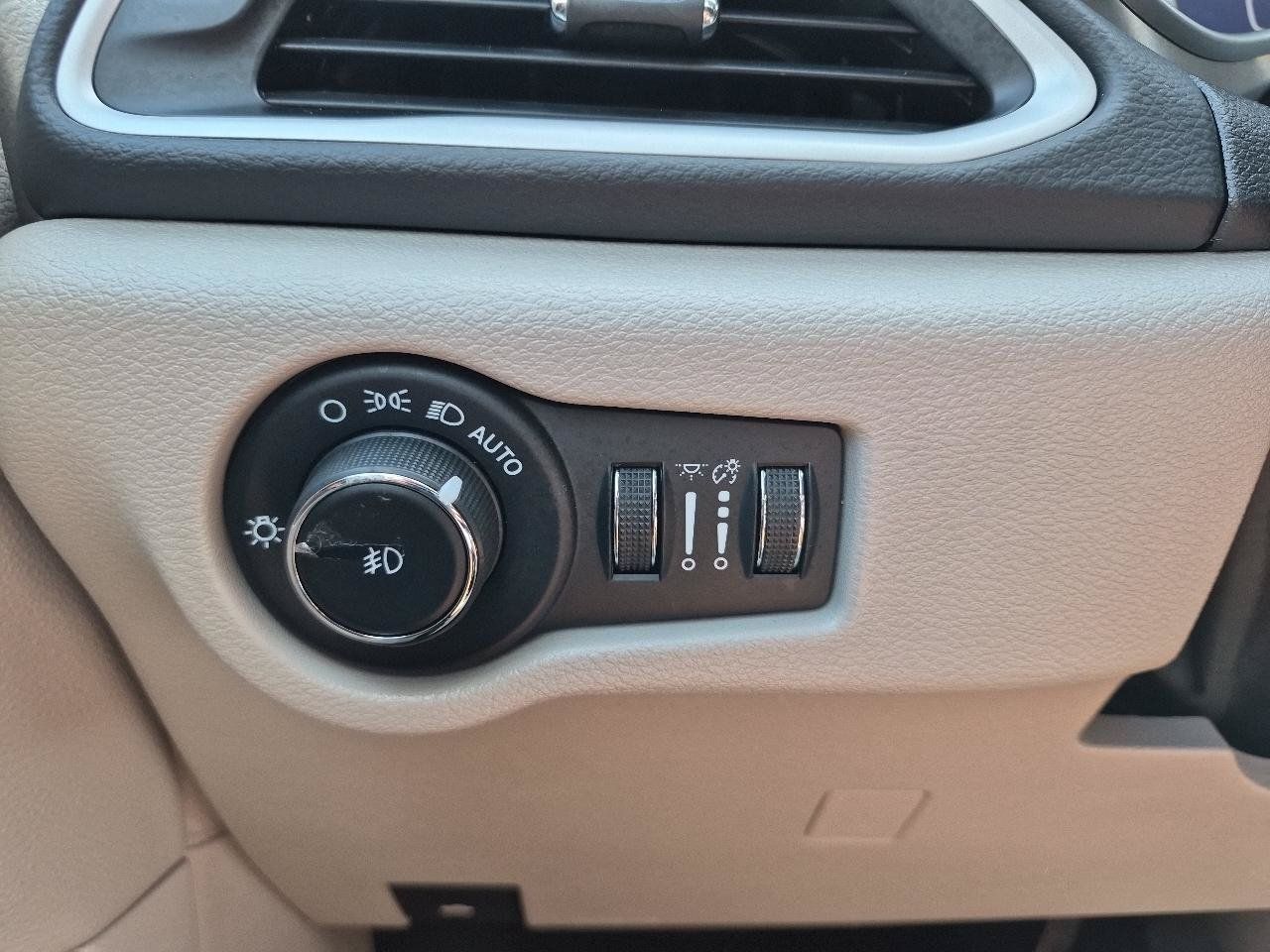 Used 2023 Chrysler Pacifica Touring-L FWD image 18