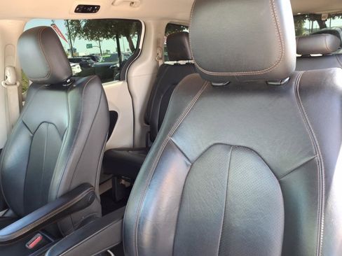 Used 2019 Chrysler Pacifica Touring-L image 12