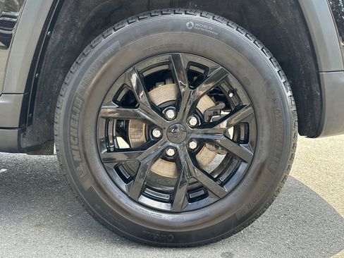 Certified 2025 Jeep Grand Cherokee Altitude AWD/4WD image 16