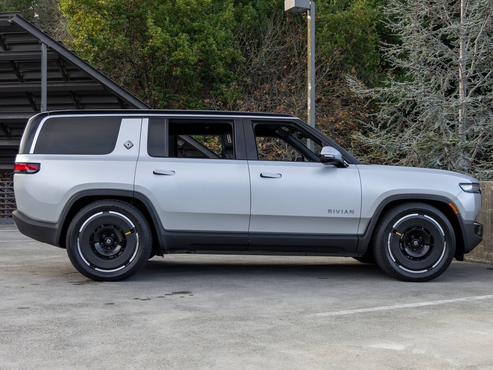 Used 2025 Rivian R1S Adventure Dual AWD/4WD image 12