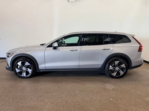 Used 2025 Volvo V60 B5 Cross Country Plus AWD/4WD image 3