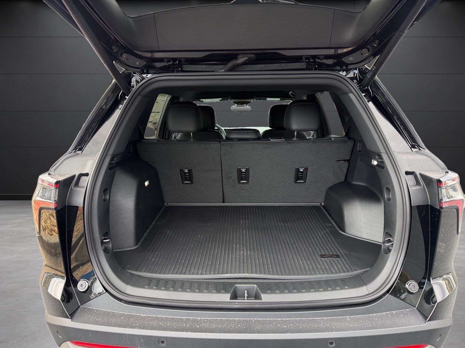 New 2027 Chevrolet Equinox LT w/ Convenience Package II FWD image 17