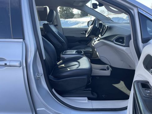 Used 2024 Chrysler Pacifica Touring-L image 24