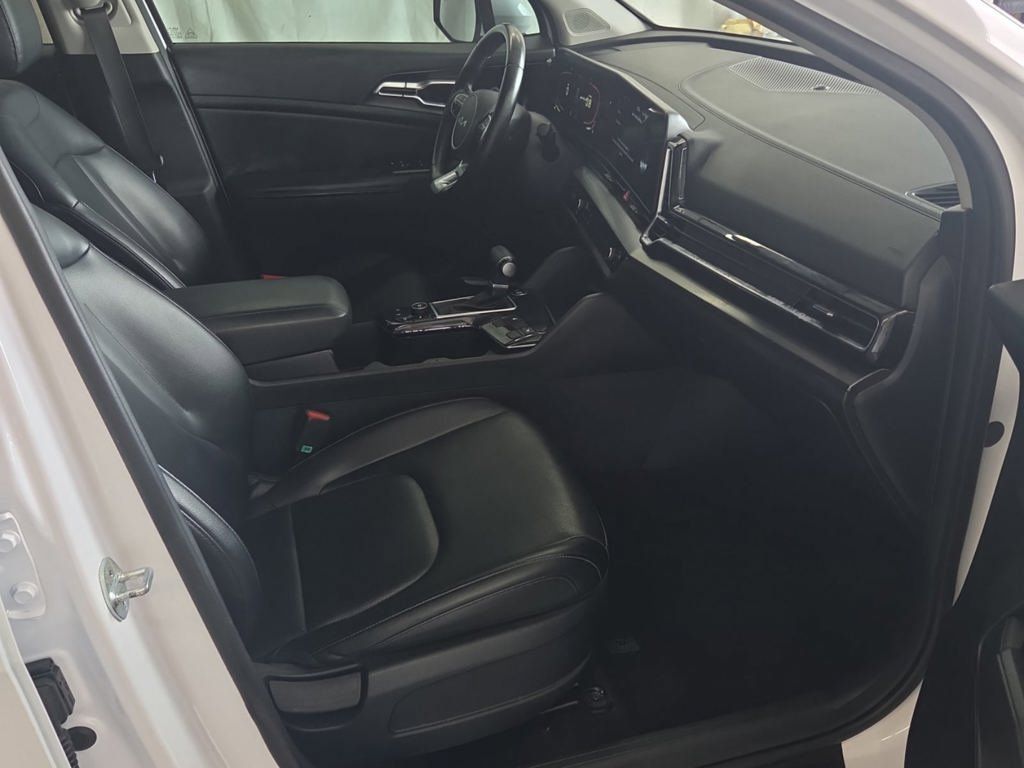 Used 2023 Kia Sportage EX FWD image 2