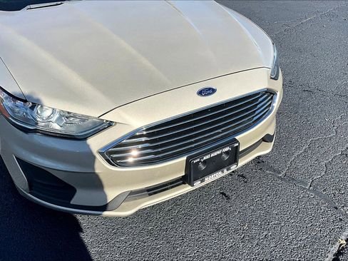 Used 2019 Ford Fusion SE image 3