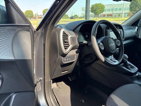 Used 2025 Kia Soul LX w/ LX Technology Package FWD image 32