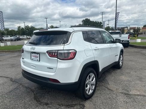 Used 2024 Jeep Compass Latitude AWD/4WD image 3