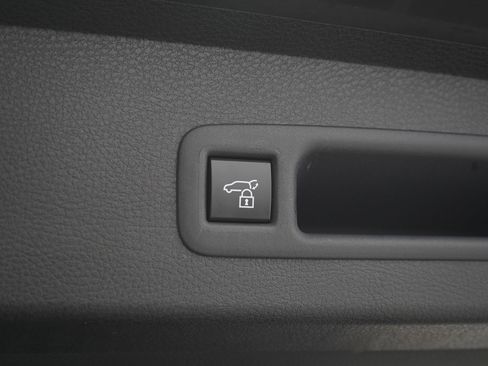 Used 2025 Toyota Sienna Limited image 11