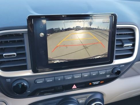 Used 2023 Hyundai Venue Limited image 17