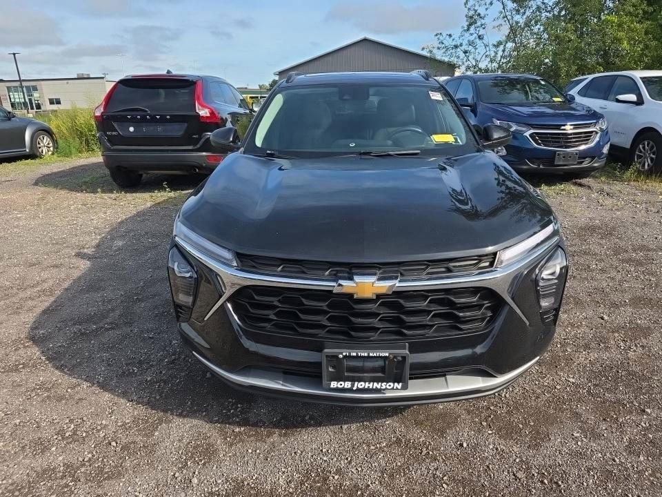 Used 2024 Chevrolet Trax LT w/ Sunroof Package FWD image 11