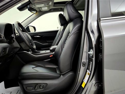 Used 2024 Toyota Highlander XLE image 24