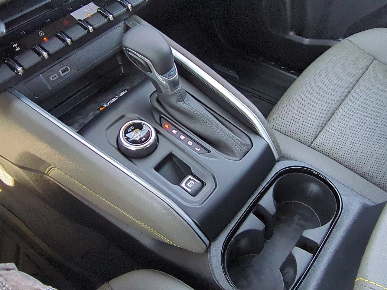 Used 2025 Chevrolet Colorado ZR2 w/ Technology Package AWD/4WD image 16