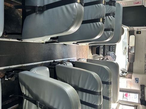 Used 2010 Chevrolet Express 3500 Extended RWD image 6