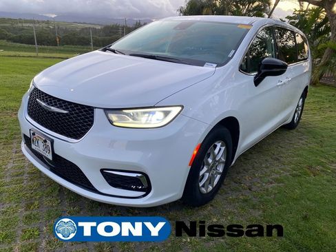 Used 2024 Chrysler Pacifica Touring-L FWD image 3