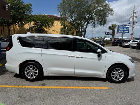 Used 2017 Chrysler Pacifica Touring image 2