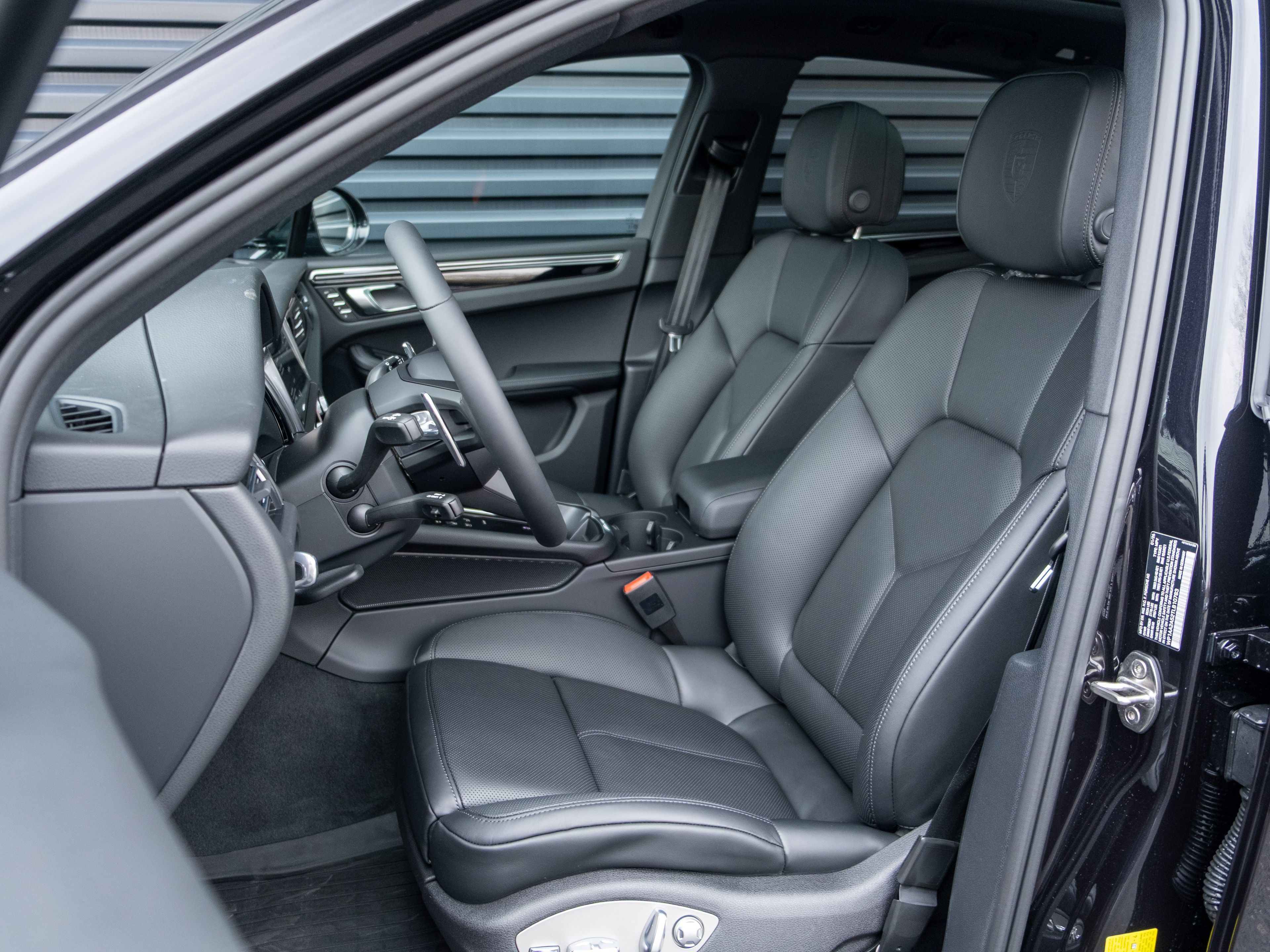 Certified 2026 Porsche Macan AWD/4WD image 5
