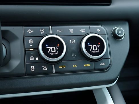 Used 2025 Land Rover Defender 110 X-Dynamic SE image 28