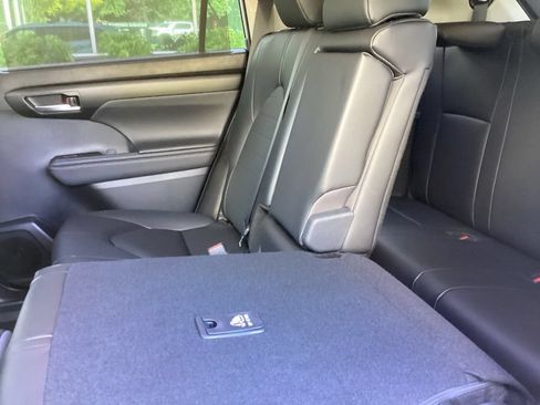 Certified 2025 Toyota Highlander XLE AWD/4WD image 5