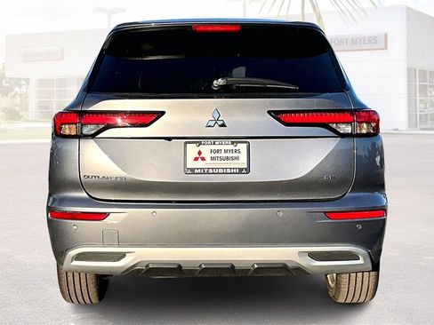 Used 2024 Mitsubishi Outlander SE image 17