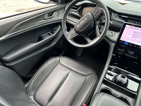 Certified 2025 Jeep Grand Cherokee Limited w/ MOPAR Finishing Package image 23