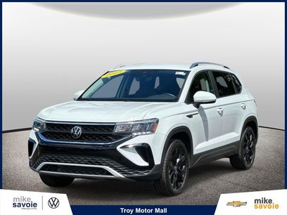 Used 2023 Volkswagen Taos SE w/ Black Wheel Package